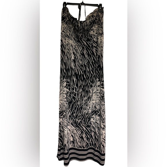 Black and White Abstract Patterned dress
With beautiful beads - Picture 1 of 5